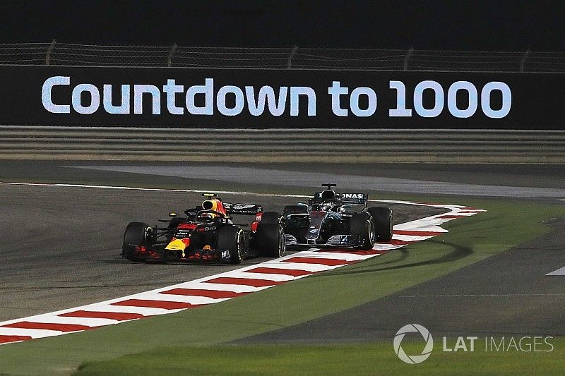 Max Verstappen, Red Bull Racing RB14 y Lewis Hamilton, Mercedes-AMG F1 W09 EQ Power+ chocan