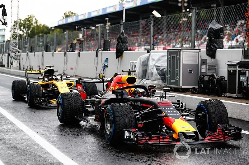 Daniel Ricciardo, Red Bull Racing RB14, delante de Nico Hulkenberg, Renault Sport F1 Team R.S. 18