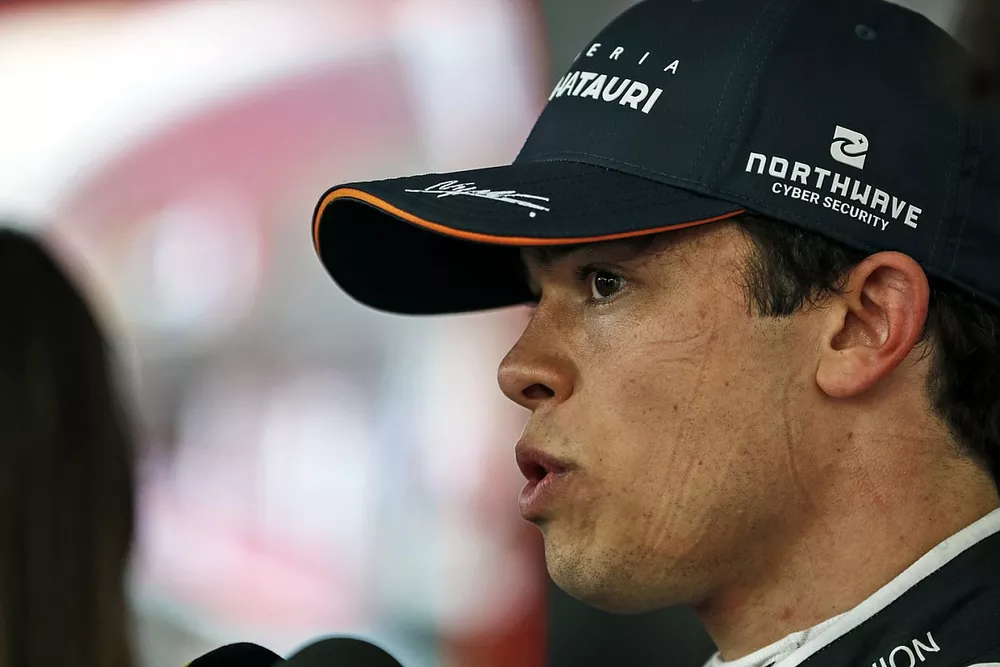 Nyck de Vries, Scuderia AlphaTauri, es entrevistado tras la carrera