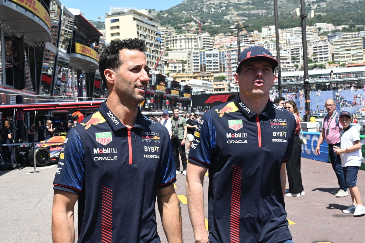 Daniel Ricciardo makes Red Bull appearance as Max Verstappen and Arvid Lindblad take on fun challenge