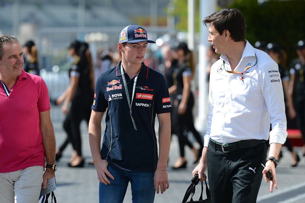 Max Verstappen, Red Bull Racing, y Toto Wolff, director de Mercedes-AMG