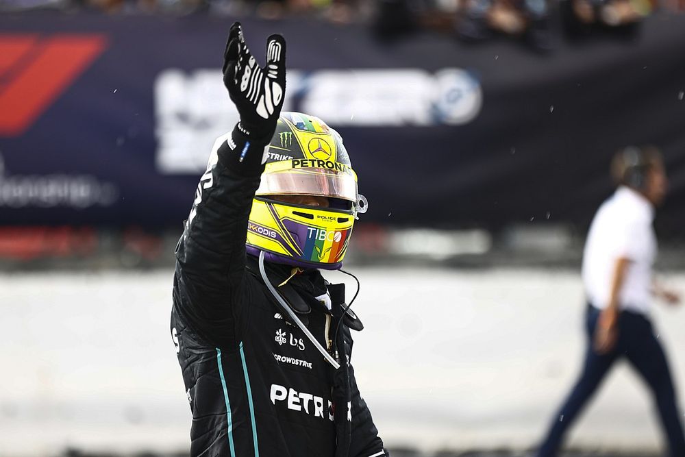 Lewis Hamilton, Mercedes-AMG, 3ª posición, olas del Parc Ferme