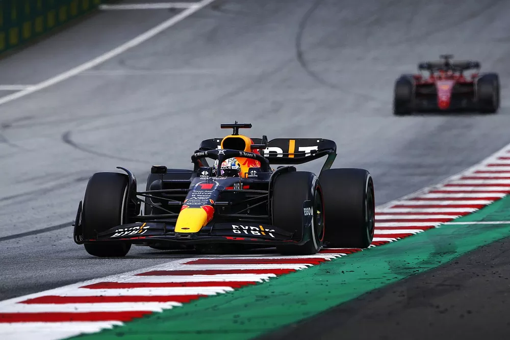 Max Verstappen, Red Bull Racing RB18, Charles Leclerc, Ferrari F1-75