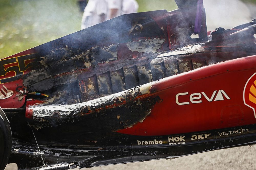 Fire damage on the car of Carlos Sainz, Ferrari F1-75 