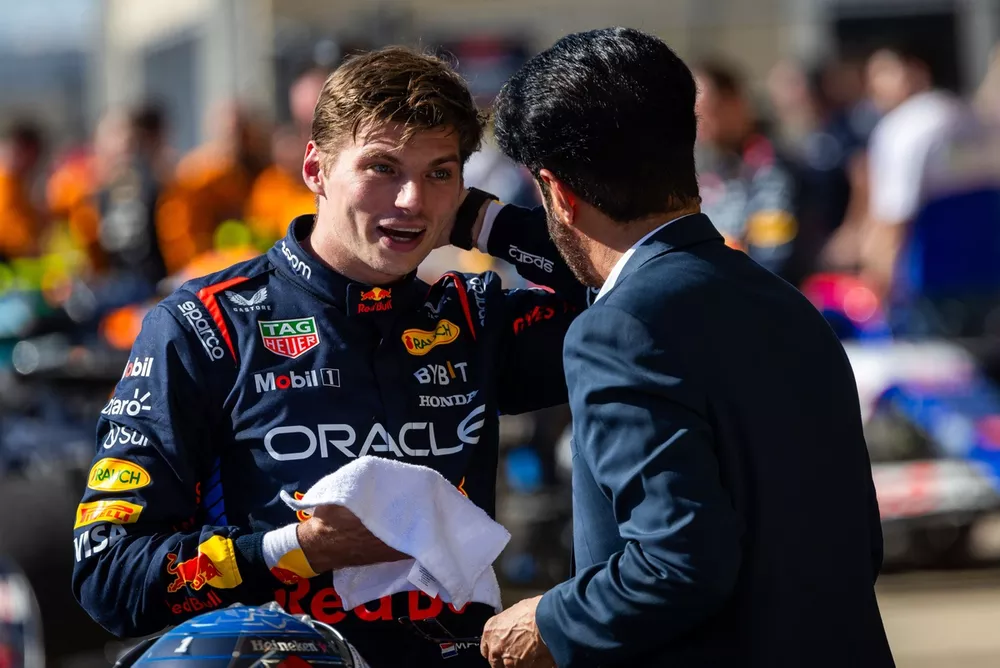 Mohammed Ben Sulayem, voorzitter FIA, feliciteert Max Verstappen, Red Bull Racing, met de 3e plaats in Parc Ferme