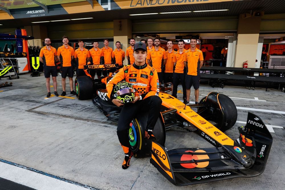 Lando Norris, McLaren F1 Team, group photo