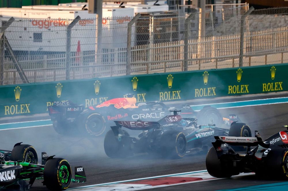 Humo del coche de Max Verstappen, Red Bull Racing RB20, George Russell, Mercedes F1 W15 en la salida