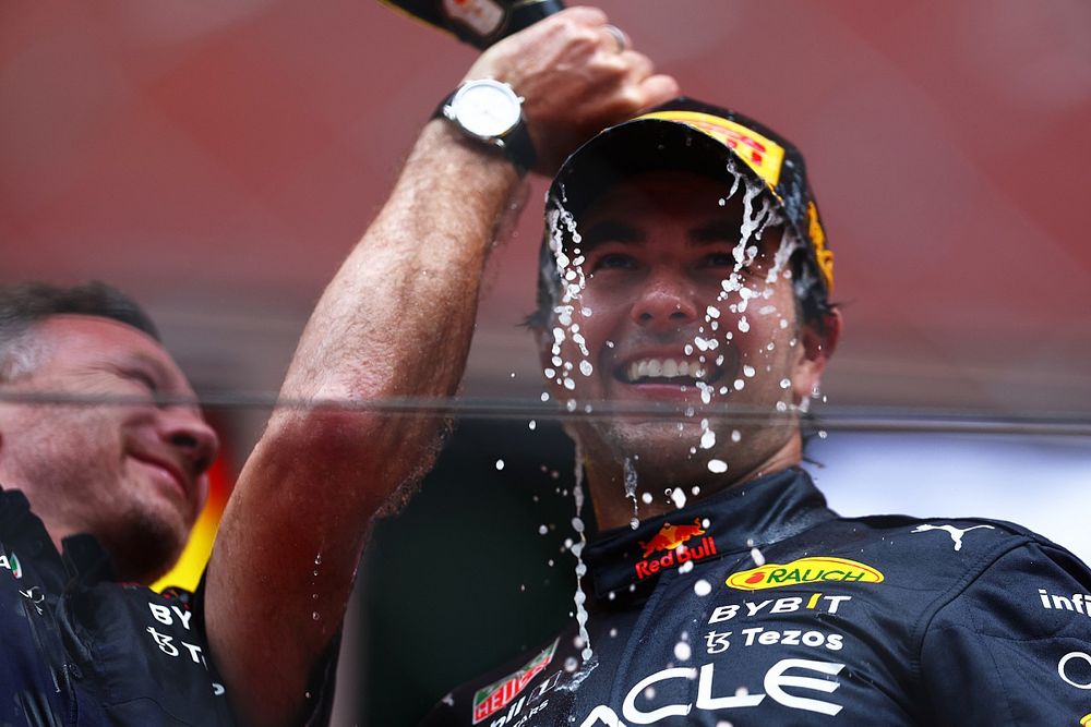 Podio: El ganador Sergio Pérez, Red Bull Racing