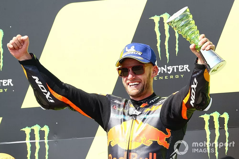 Le vainqueur Brad Binder, Red Bull KTM Factory Racing sur le podium