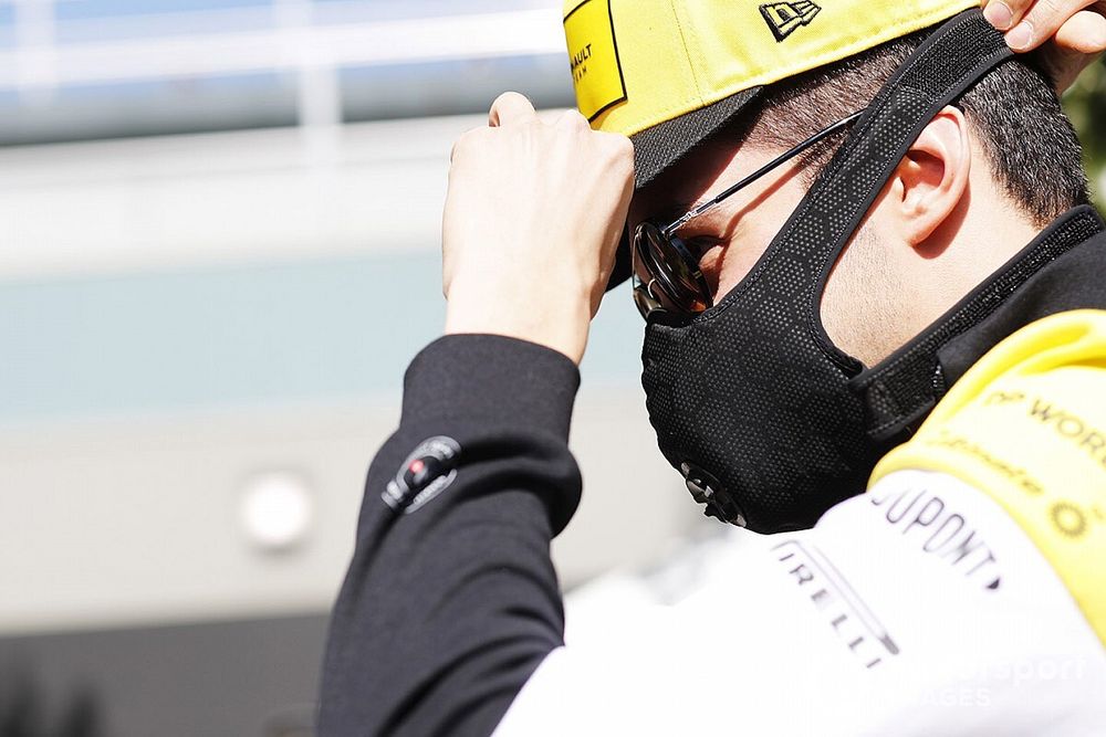Esteban Ocon, Renault F1 Team con una mascarilla 