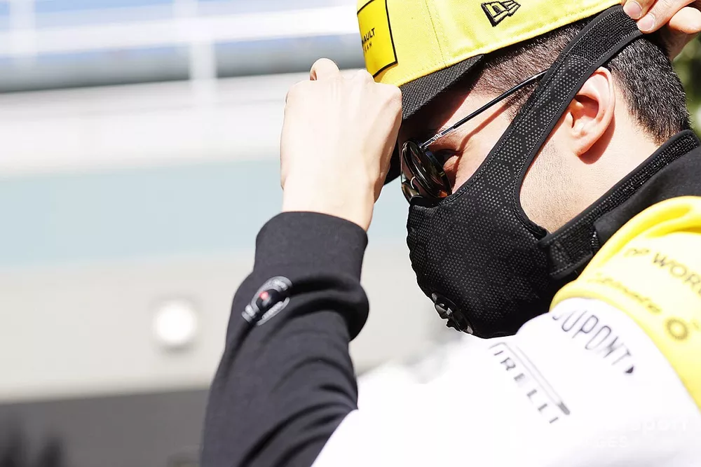 Esteban Ocon, Renault F1 Team con una mascarilla 