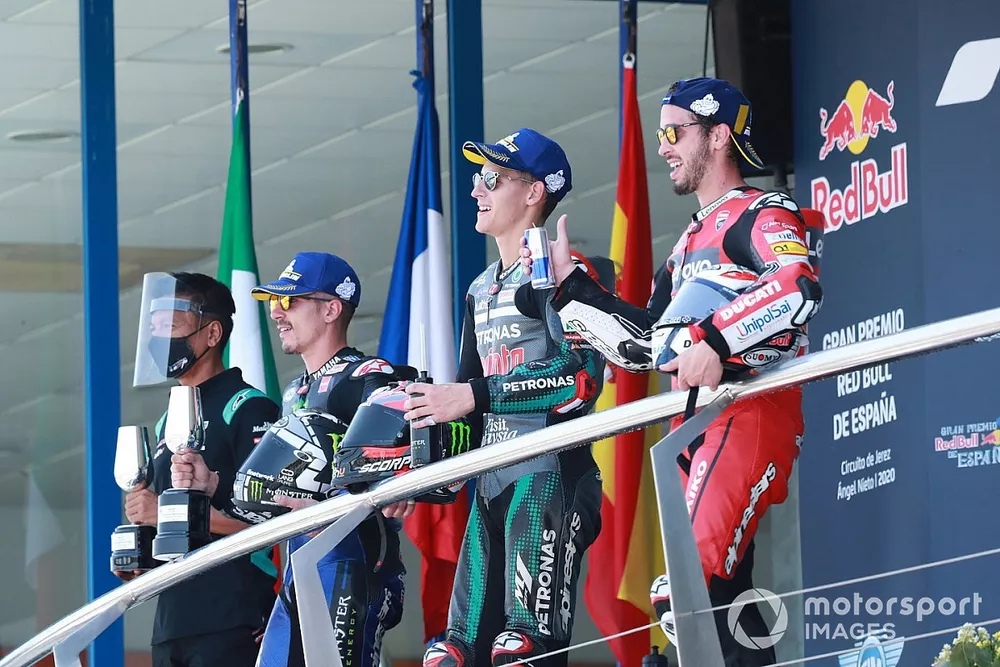 Ganador de la carrera Fabio Quartararo, Petronas Yamaha SRT, segundo lugar Maverick Vi&ntilde;ales, Yamaha Factory Racing, tercer lugar Andrea Dovizioso, Ducati Team