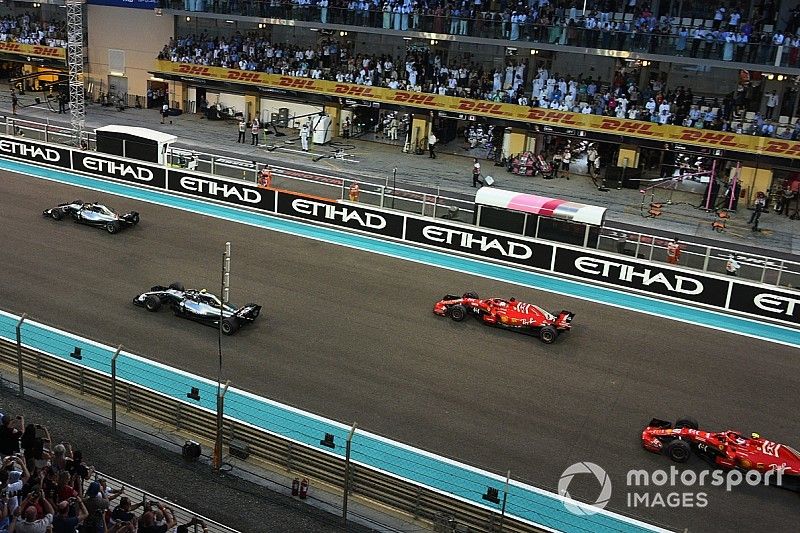 Lewis Hamilton, Mercedes-AMG F1 W09 leads Valtteri Bottas, Mercedes-AMG F1 W09 at the start of the race
