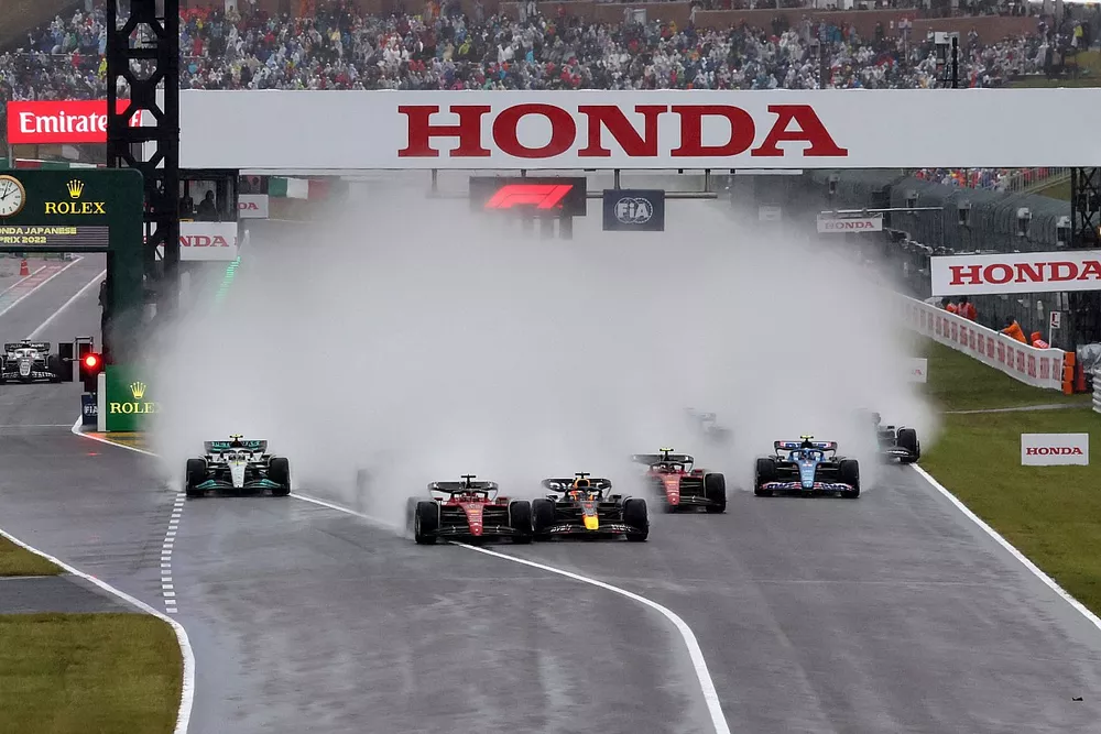 Max Verstappen, Red Bull Racing RB18, battles with Charles Leclerc, Ferrari F1-75, ahead of Carlos Sainz, Ferrari F1-75, Esteban Ocon, Alpine A522, Lewis Hamilton, Mercedes W13, the rest of the field at the start