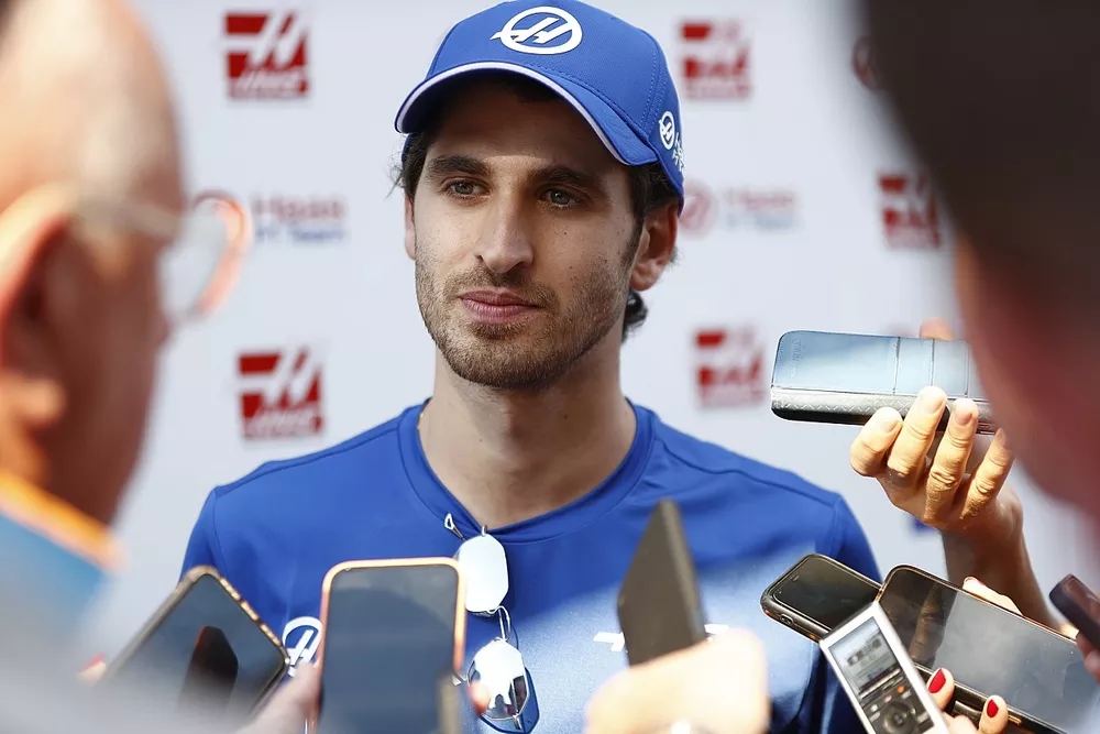 Antonio Giovinazzi, del equipo Haas F1, habla con los medios de comunicación