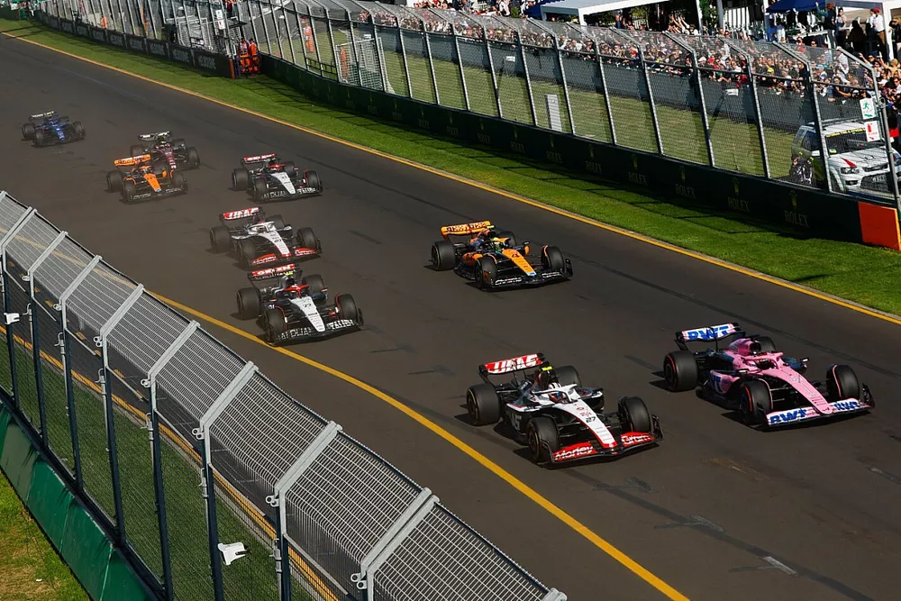 Esteban Ocon, Alpine A523, Nico Hulkenberg, Haas VF-23, Yuki Tsunoda, AlphaTauri AT04, Lando Norris, McLaren MCL60, the remainder of the field