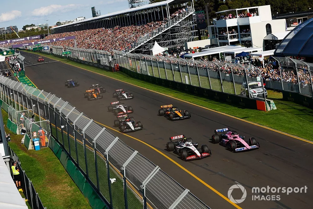 Esteban Ocon, Alpine A523, Nico Hulkenberg, Haas VF-23, Yuki Tsunoda, AlphaTauri AT04, Lando Norris, McLaren MCL60, the remainder of the field