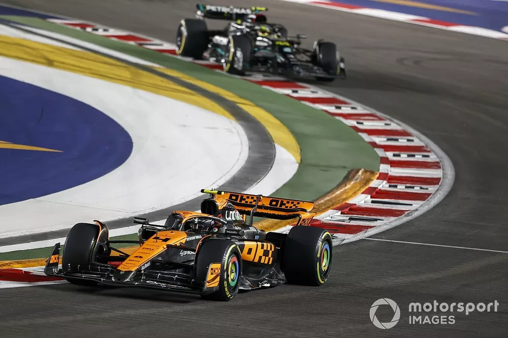 Lando Norris, McLaren MCL60, Lewis Hamilton, Mercedes F1 W14