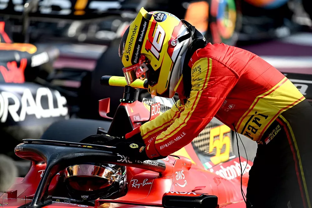 Charles Leclerc, Scuderia Ferrari, félicite le poleman Carlos Sainz, Scuderia Ferrari