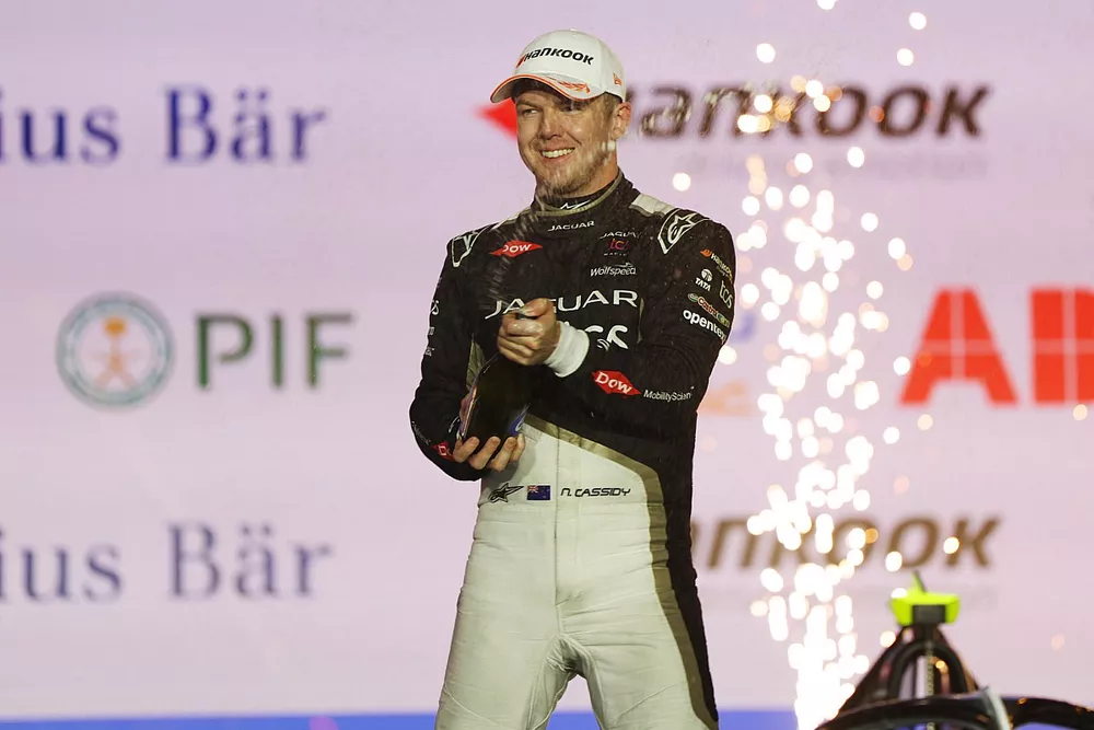 Nick Cassidy, Jaguar TCS Racing, celebra en el podio