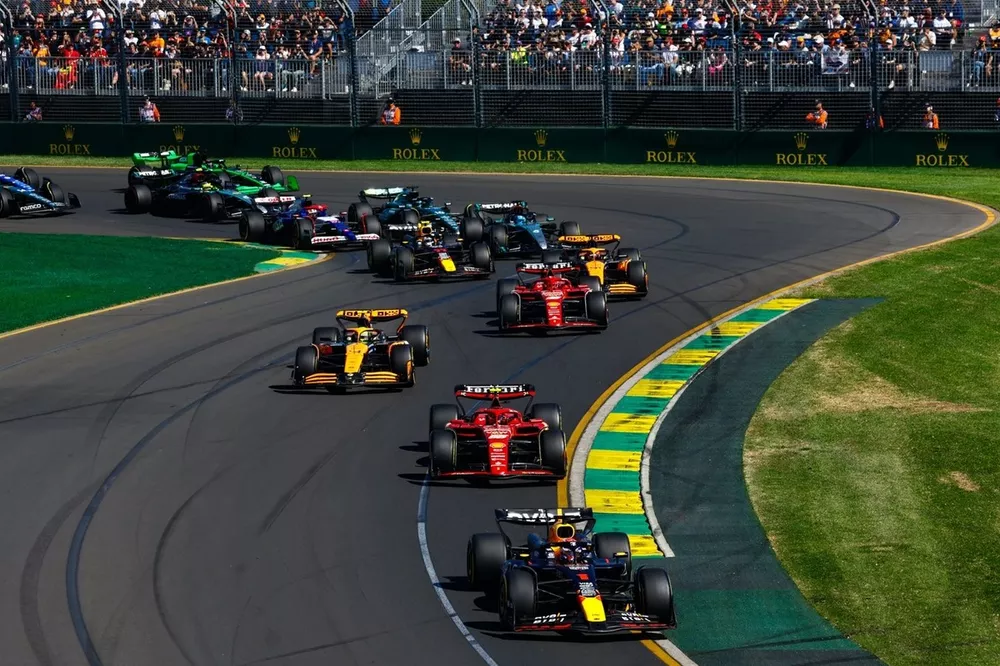 Max Verstappen, Red Bull Racing RB20, Carlos Sainz, Ferrari SF-24, Lando Norris, McLaren MCL38, Charles Leclerc, Ferrari SF-24, Oscar Piastri, McLaren MCL38, de rest van het veld bij de start
