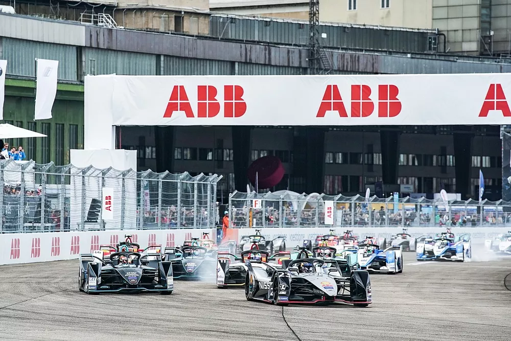 S&eacute;bastien Buemi, Nissan e.Dams, Nissan IMO1, Stoffel Vandoorne, HWA Racelab, VFE-05, Lucas Di Grassi, Audi Sport ABT Schaeffler, Audi e-tron FE05, who locks up, Gary Paffett, HWA Racelab, VFE-05, Daniel Abt, Audi Sport ABT Schaeffler, Audi e-tron FE05, Alex Lynn, Panasonic Jaguar Racing, Jaguar I-Type 3, into the first corner at the start