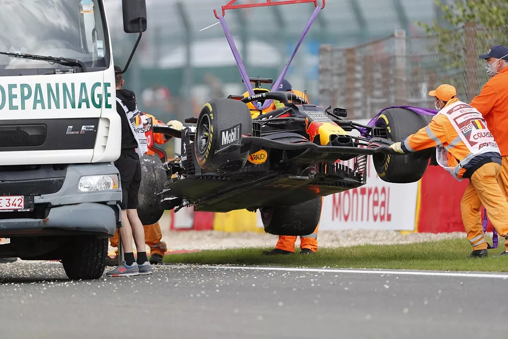 Oficiales de pista retiran el coche de  Max Verstappen, Red Bull Racing RB16B
