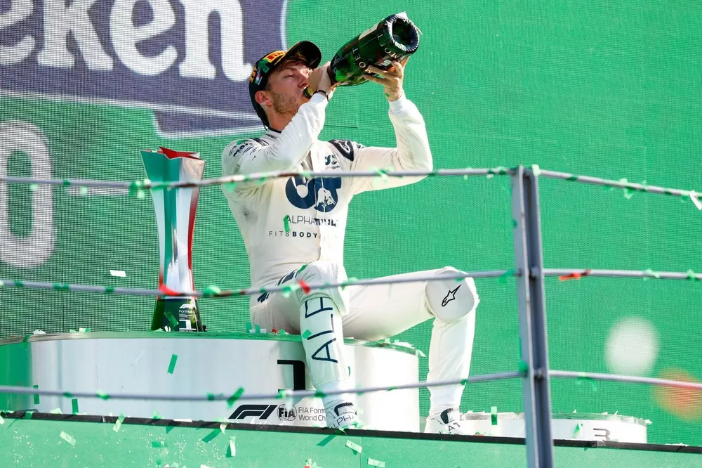 Pierre Gasly, AlphaTauri, primo classificato, beve Champagne sul podio