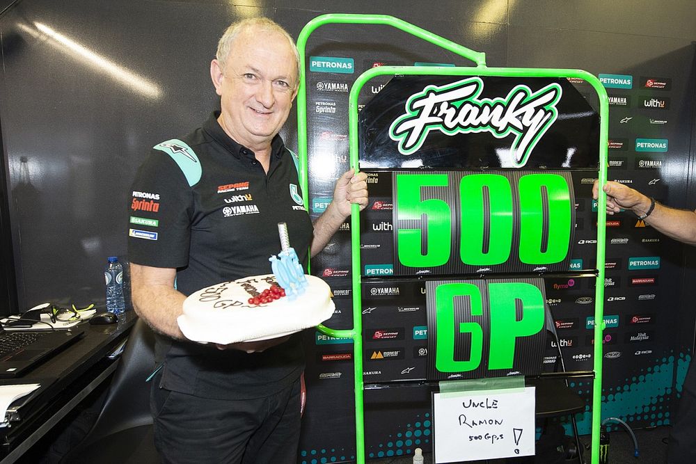 El jefe del equipo Ramón Forcada celebra la carrera número 500 de Franco Morbidelli, Petronas Yamaha SRT