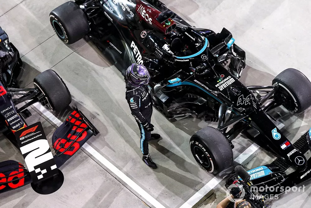 Ganador Lewis Hamilton, Mercedes, celebra en Parc Ferme