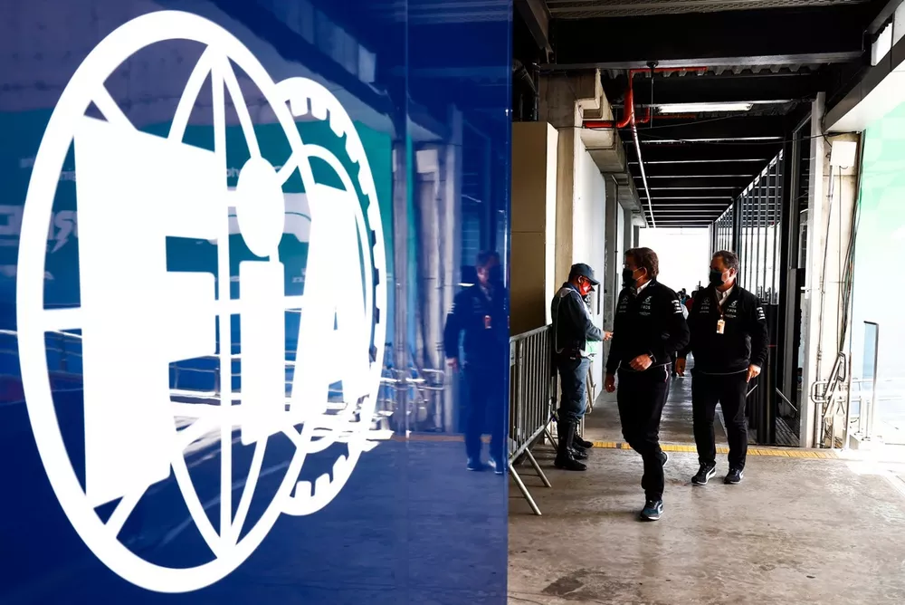 Les repr&eacute;sentants Mercedes dont Ron Meadows, directeur sportif, Mercedes AMG, vont voir les commissaires FIA
