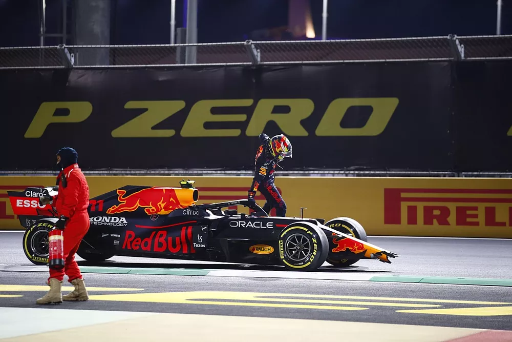 Sergio P&eacute;rez, Red Bull Racing RB16B, sale de su coche tras un accidente en la reanudaci&oacute;n