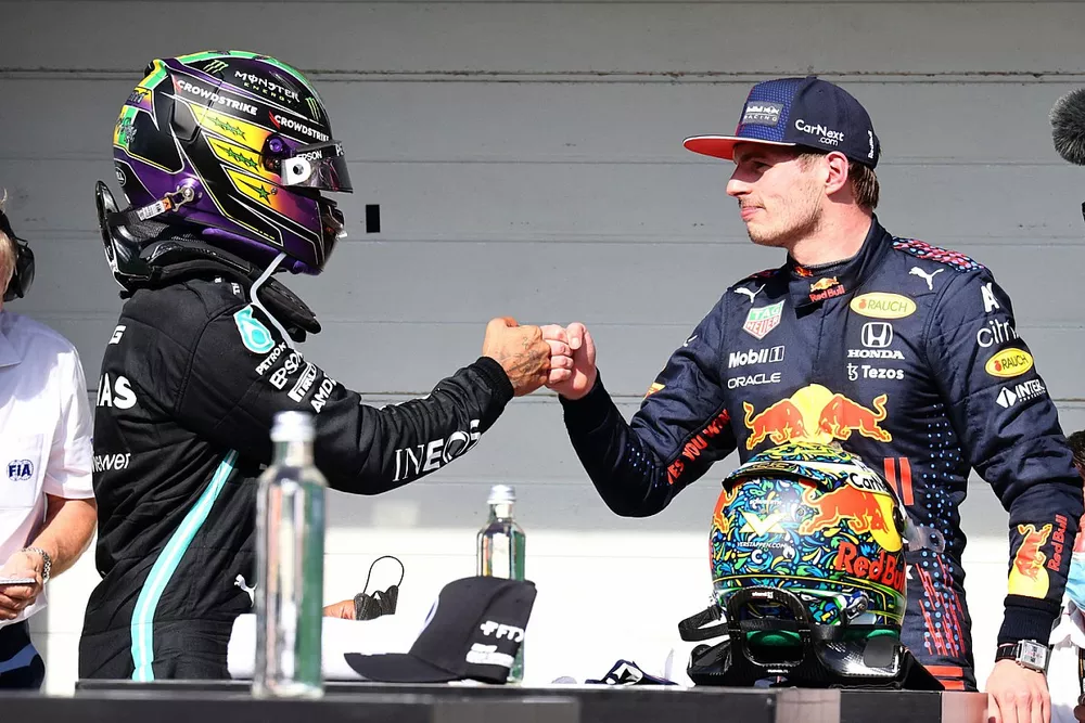 Lewis Hamilton, Mercedes, en Max Verstappen, Red Bull Racing,