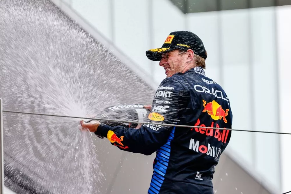 Max Verstappen, Red Bull Racing, 1e positie, spuit de overwinning Champagne