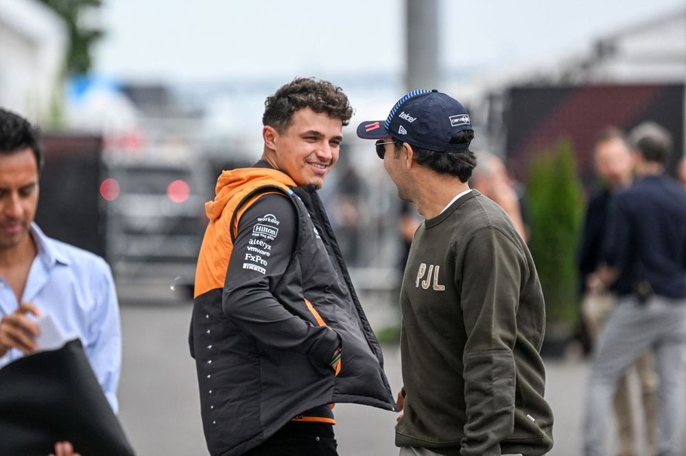 Sergio Pérez, Red Bull Racing, saluda a Lando Norris, McLaren F1 Team