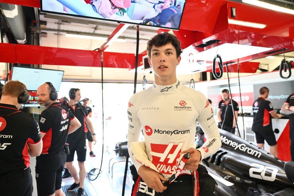Oliver Bearman, Haas F1 Team, with his engineers in the garage 