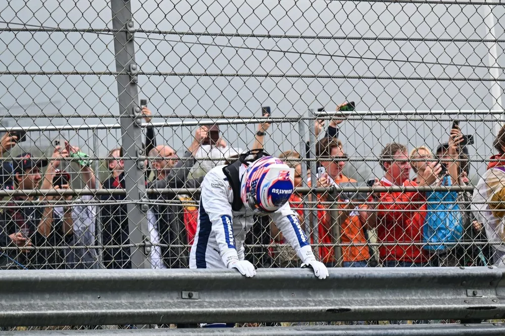 Logan Sargeant, Williams Racing, haalt adem achter de vangrail na een zware crash in FP3