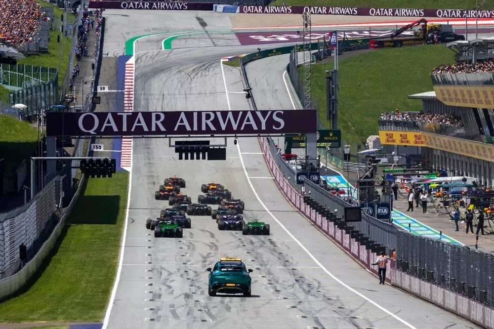 Max Verstappen, Red Bull Racing RB20, Lando Norris, McLaren MCL38, Oscar Piastri, McLaren MCL38, the rest of the field at the start of the Sprint