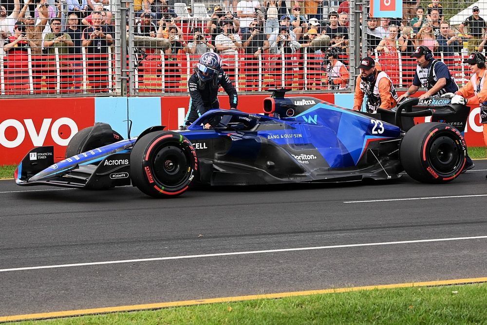 Marshals assist Alex Albon, Williams FW44, after a breakdown in Qualifying