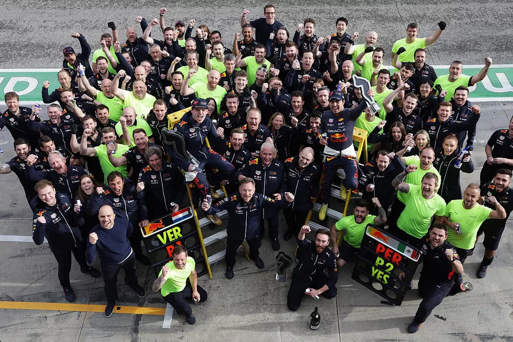 El ganador de la carrera, Max Verstappen, de Red Bull Racing, y el segundo lugar Sergio P&eacute;rez, de Red Bull Racing, celebran con el equipo