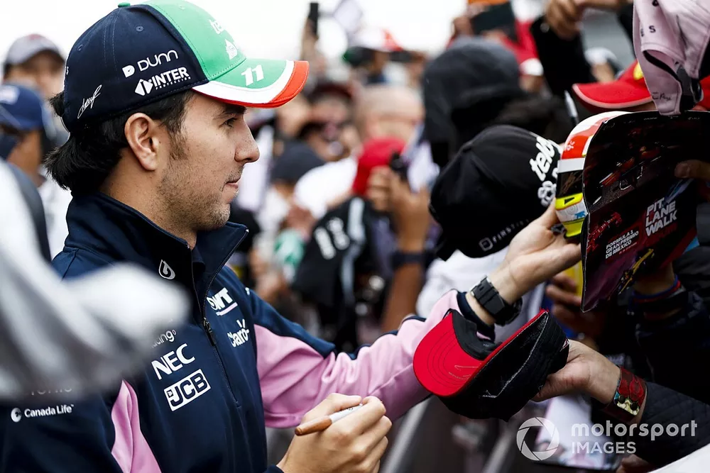 Sergio P&eacute;rez, Racing Point firma un aut&oacute;grafo para un fan