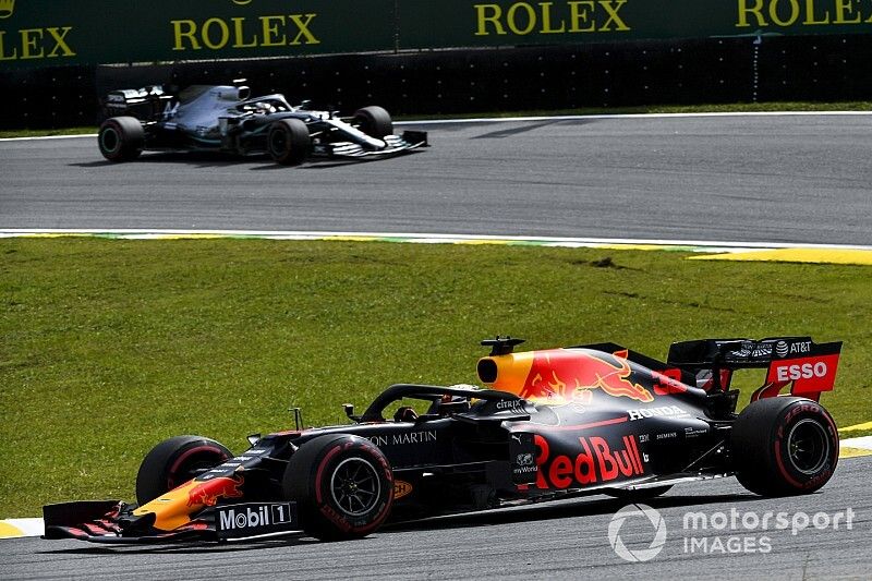 Max Verstappen, Red Bull Racing RB15 precede Lewis Hamilton, Mercedes AMG F1 W10 