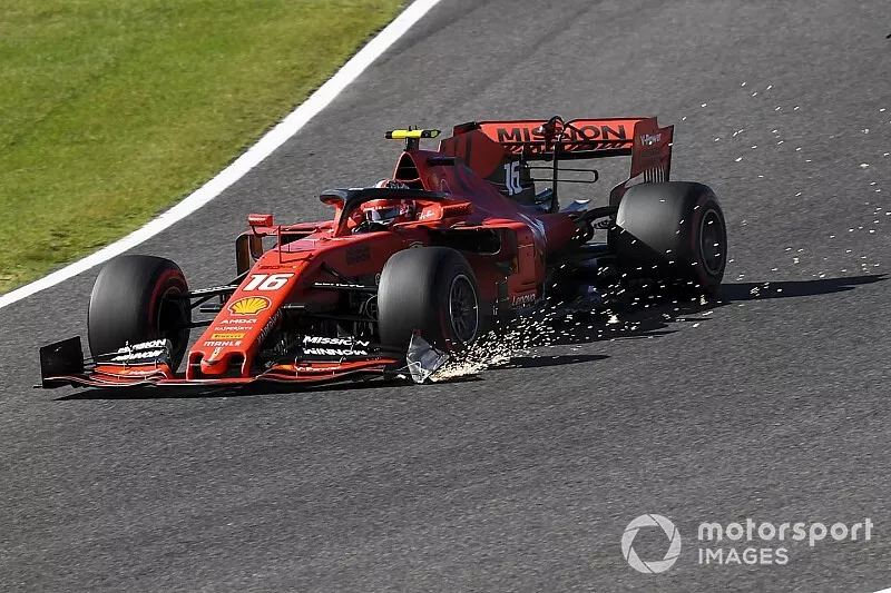 Charles Leclerc, Ferrari SF90, con chispas de su aler&oacute;n delantero da&ntilde;ado despu&eacute;s del contacto con Max Verstappen, Red Bull Racing RB15, en la primera vuelta.