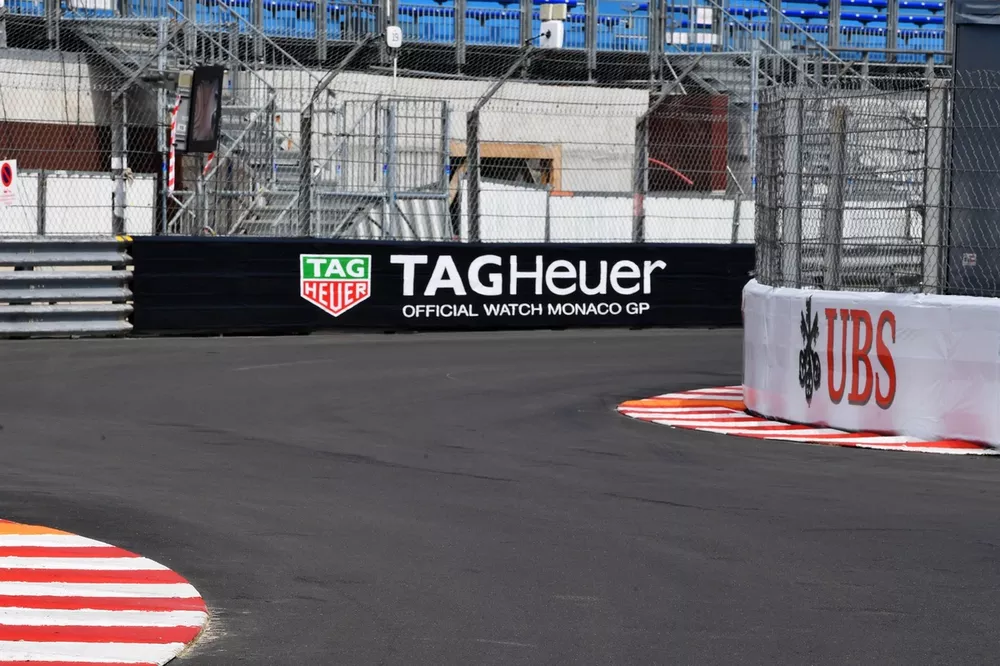 Gli striscioni della Tag Heuer e UBS a bordo pista