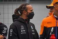 F1: Hamilton “reza” para que Mercedes diminua diferença para Red Bull 