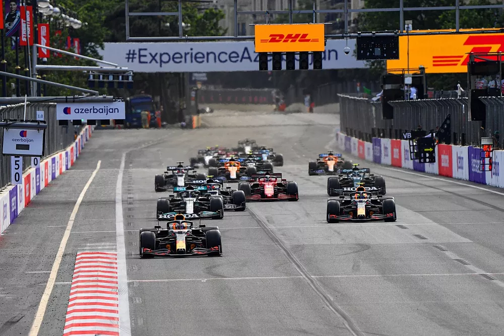 Max Verstappen, Red Bull Racing RB16B, Sergio Perez, Red Bull Racing RB16B, Lewis Hamilton, Mercedes W12 e il resto del gruppo alla ripartenza