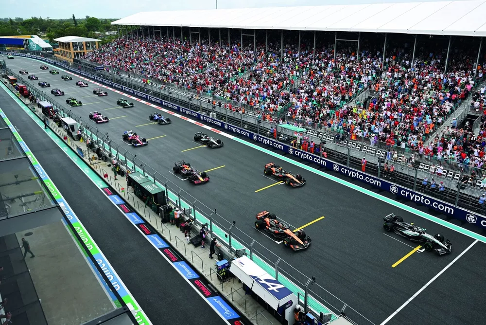 Andrea Kimi Antonelli, Mercedes W16 and Oscar Piastri, McLaren MCL39 Mercedes