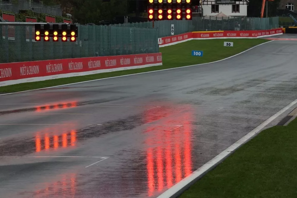 Pista con lluvia