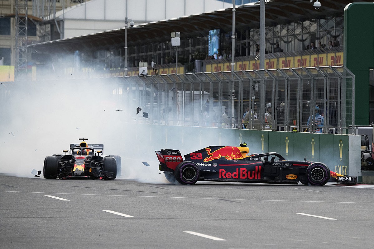 Red Bull: Verstappen elkerülhette volna a bakui ütközést