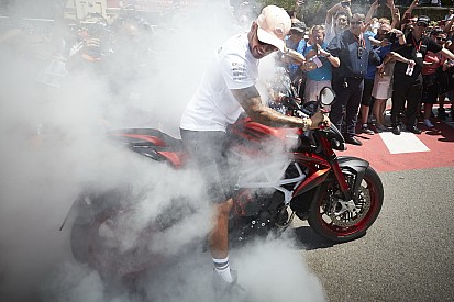 "Si Hamilton quiere probar mi MotoGP, se la doy directamente"